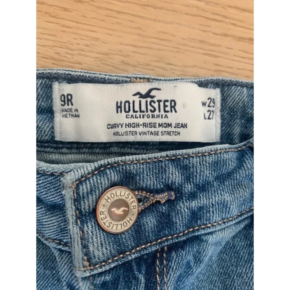 Hollister Curvy High-Rise Mom‎ Jean Shorts Medium Wash Raw Hem Size 9R W29